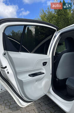 Хэтчбек Toyota Prius C 2013 в 