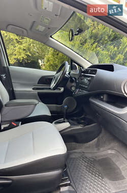 Хэтчбек Toyota Prius C 2013 в 