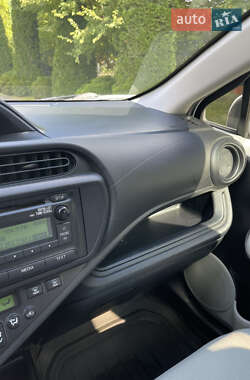 Хэтчбек Toyota Prius C 2013 в 