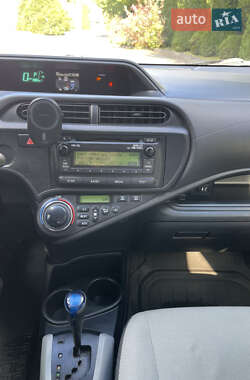 Хэтчбек Toyota Prius C 2013 в 