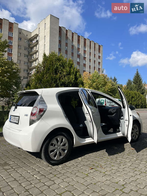 Хэтчбек Toyota Prius C 2013 в Львове