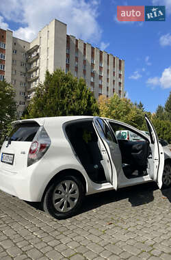 Хэтчбек Toyota Prius C 2013 в 