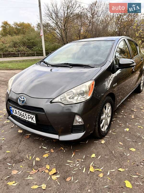 Хэтчбек Toyota Prius C 2012 в Кропивницком