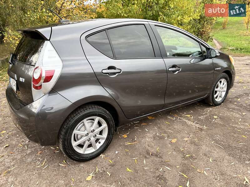 Хэтчбек Toyota Prius C 2012 в Кропивницком