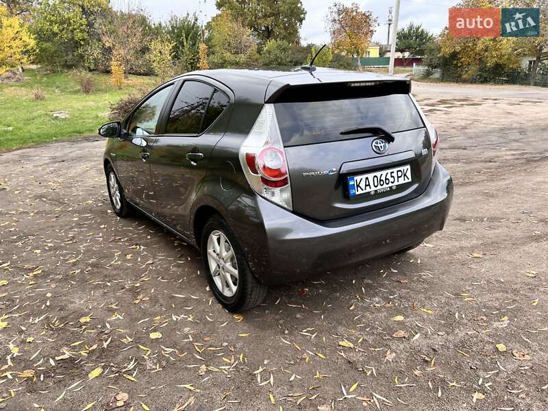 Хэтчбек Toyota Prius C 2012 в Кропивницком