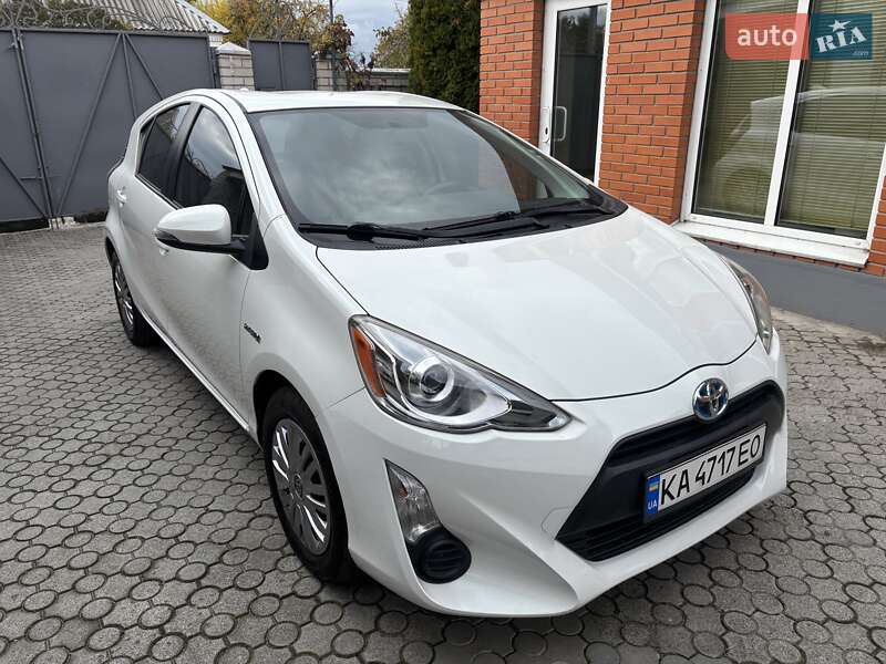 Хетчбек Toyota Prius C 2015 в Дніпрі