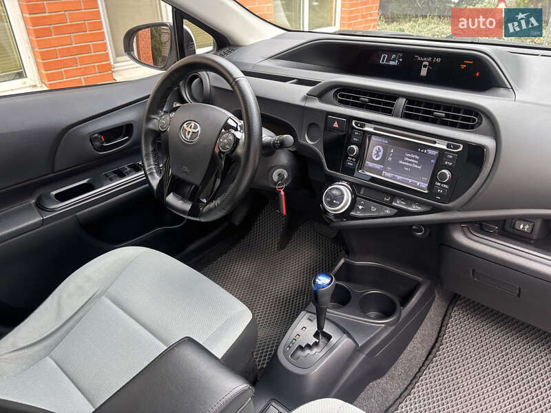 Хетчбек Toyota Prius C 2015 в Дніпрі