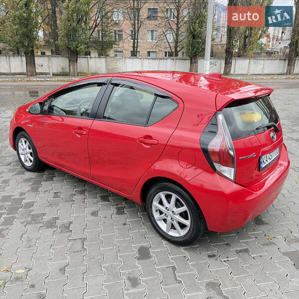 Хэтчбек Toyota Prius C 2015 в Киеве