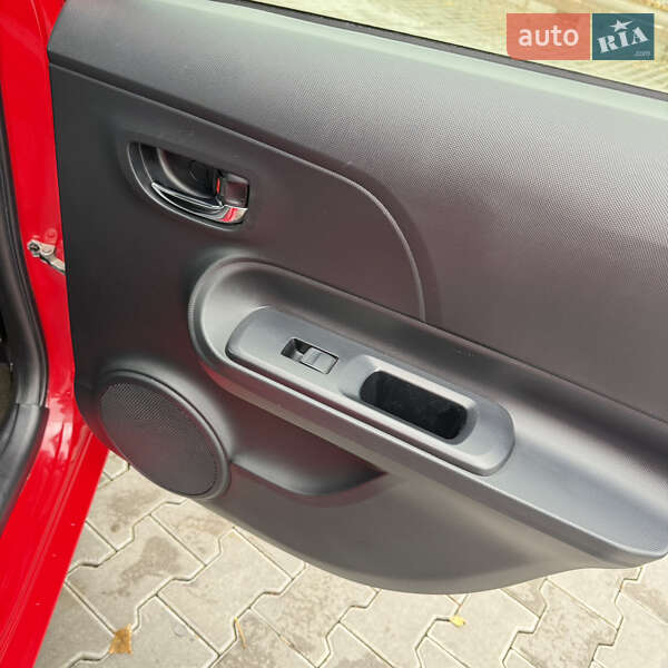 Хэтчбек Toyota Prius C 2015 в Киеве