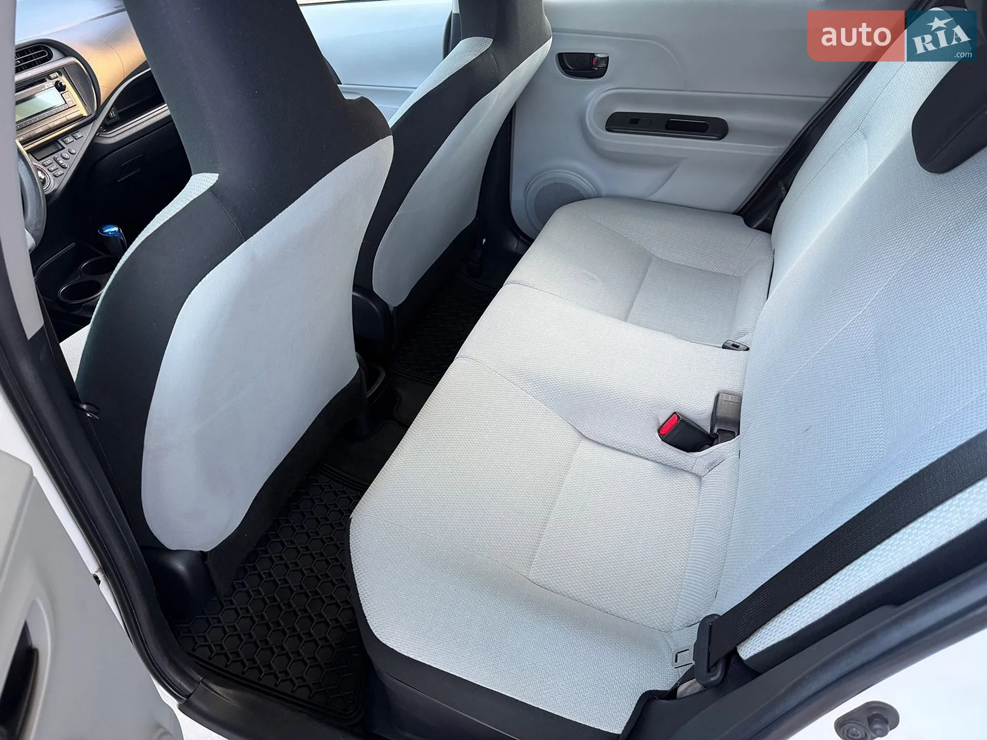 2013 Toyota Prius c - мініатюра 11