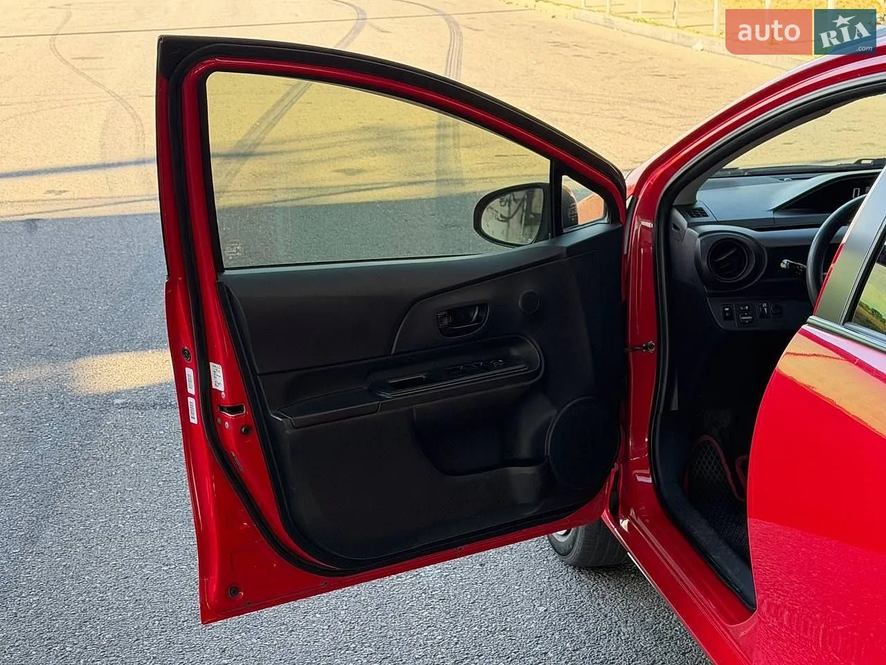 2014 Toyota Prius c - мініатюра 16