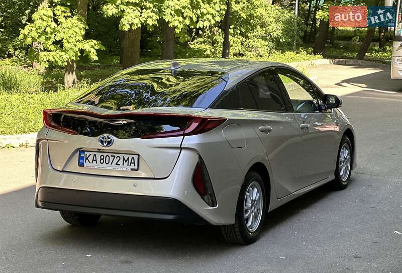 Хэтчбек Toyota Prius Prime 2017 в Киеве