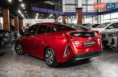 Хэтчбек Toyota Prius Prime 2017 в 