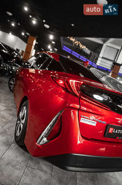 Хэтчбек Toyota Prius Prime 2017 в 
