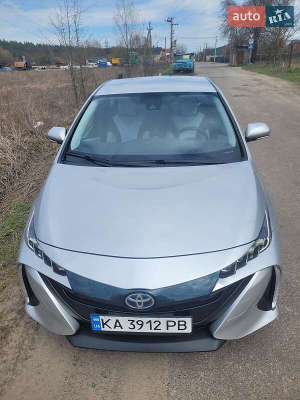 Хэтчбек Toyota Prius Prime 2017 в Киеве
