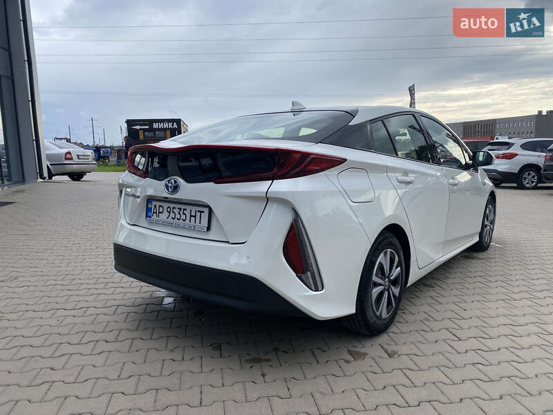 Хэтчбек Toyota Prius Prime 2017 в Киеве