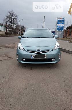 Мінівен Toyota Prius v 2014 в Володимир-Волинському