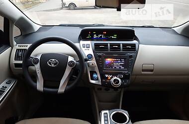 Мінівен Toyota Prius v 2014 в Володимир-Волинському