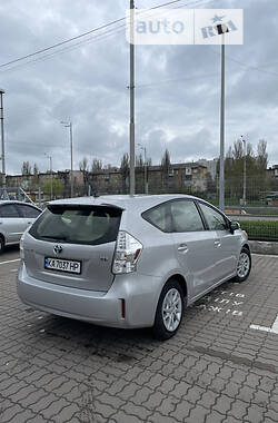 Универсал Toyota Prius v 2013 в Киеве