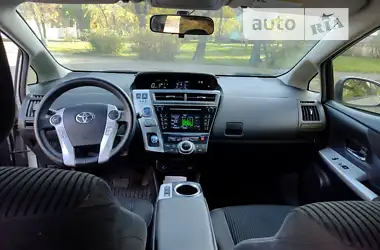 Toyota Prius v 2015