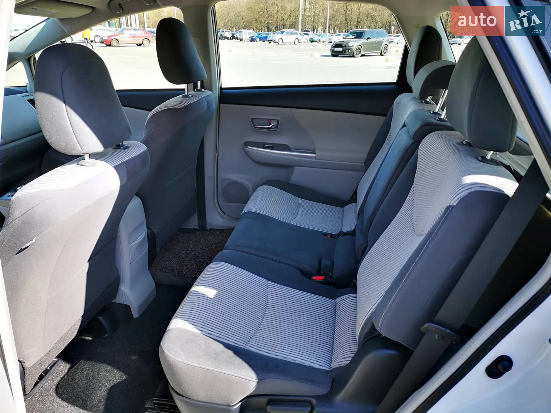 2014 Toyota Prius v (+) - мініатюра 17
