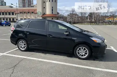 Toyota Prius v 2015