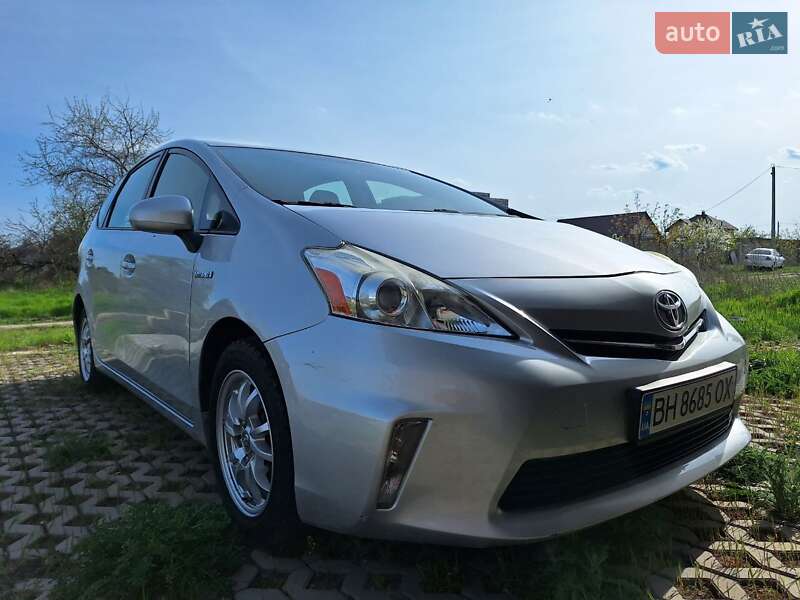 Toyota Prius v 2014