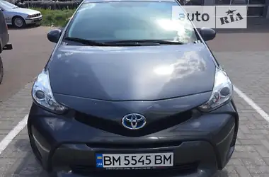 Toyota Prius v 2016
