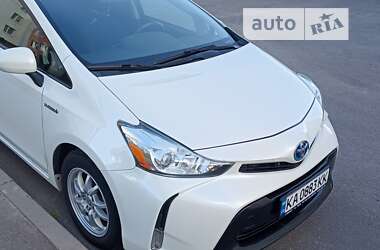 Хетчбек Toyota Prius v 2015 в Стрию