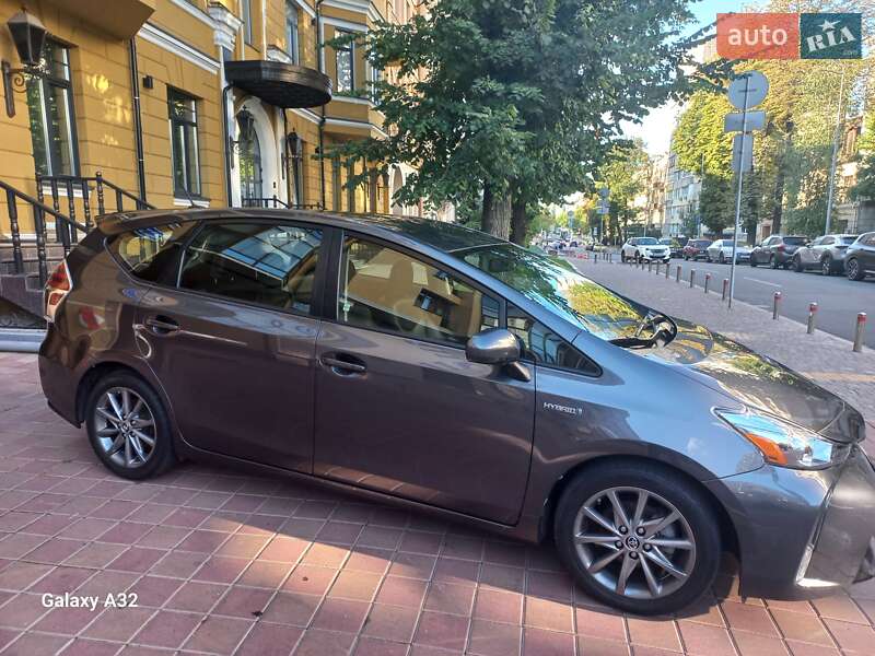 Универсал Toyota Prius v 2015 в Киеве