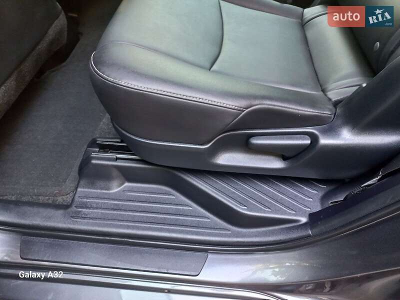 Универсал Toyota Prius v 2015 в Киеве