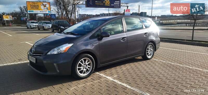 Toyota Prius v 2014