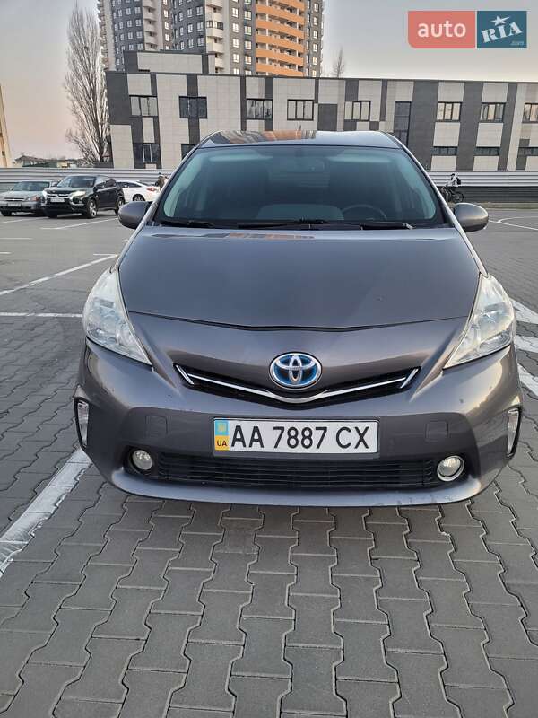 Универсал Toyota Prius v 2013 в Киеве