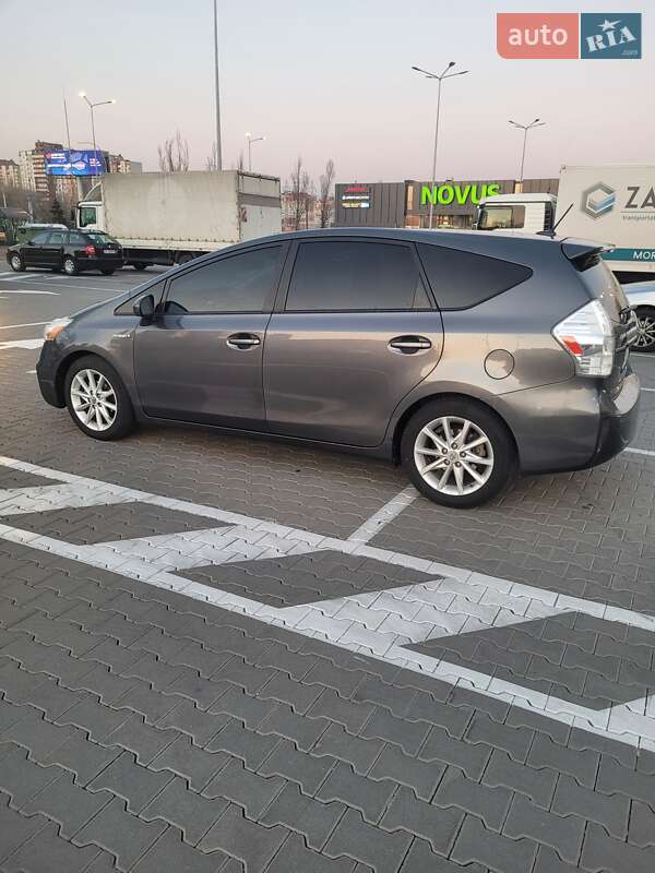 Универсал Toyota Prius v 2013 в Киеве