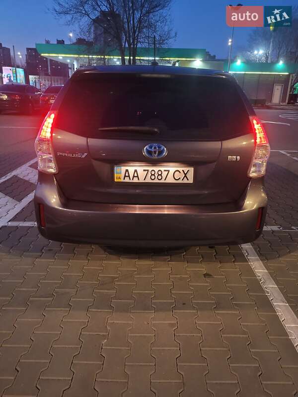 Универсал Toyota Prius v 2013 в Киеве