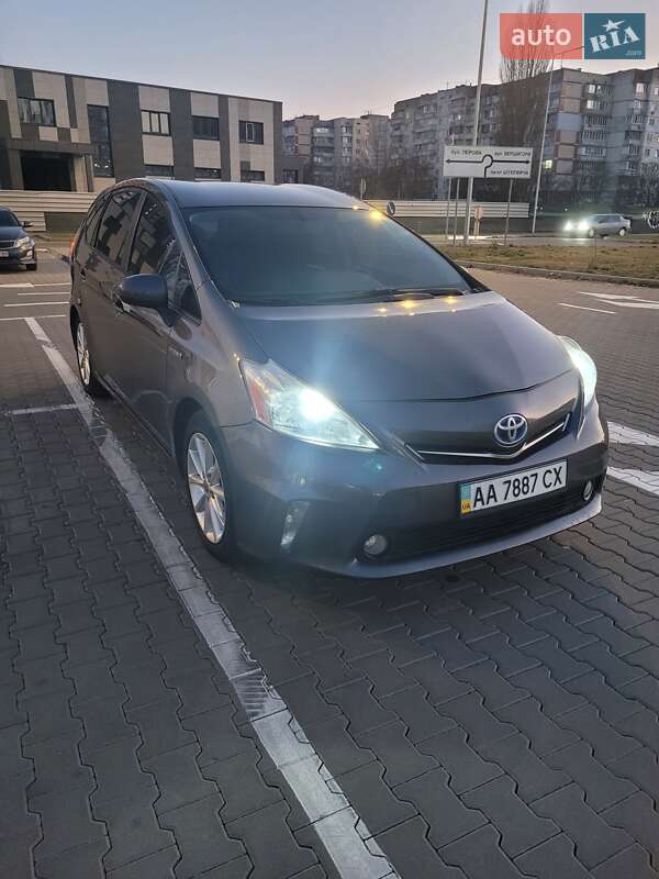 Универсал Toyota Prius v 2013 в Киеве
