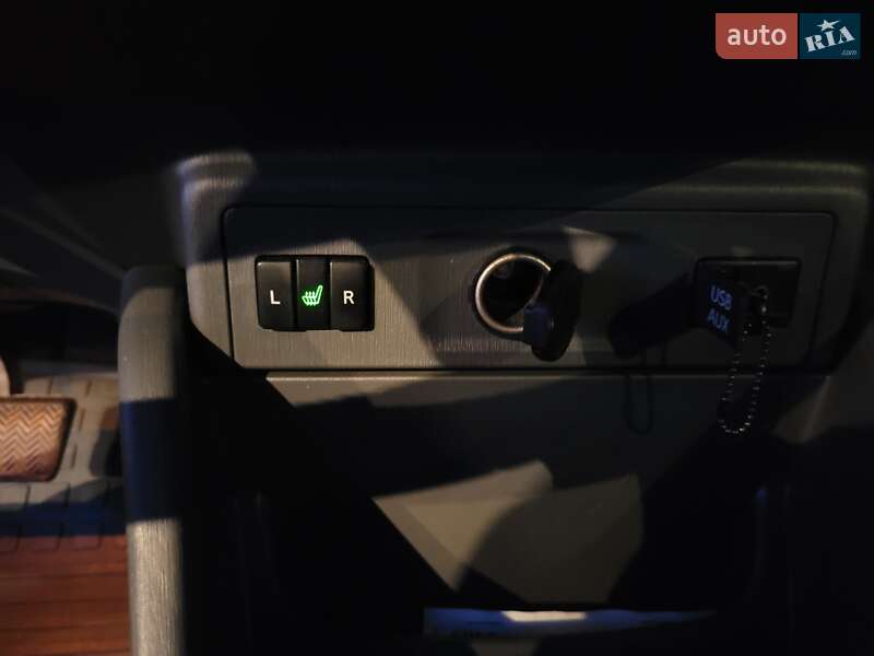 Универсал Toyota Prius v 2013 в Киеве