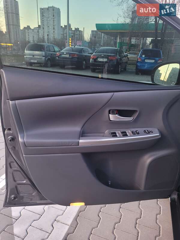 Универсал Toyota Prius v 2013 в Киеве