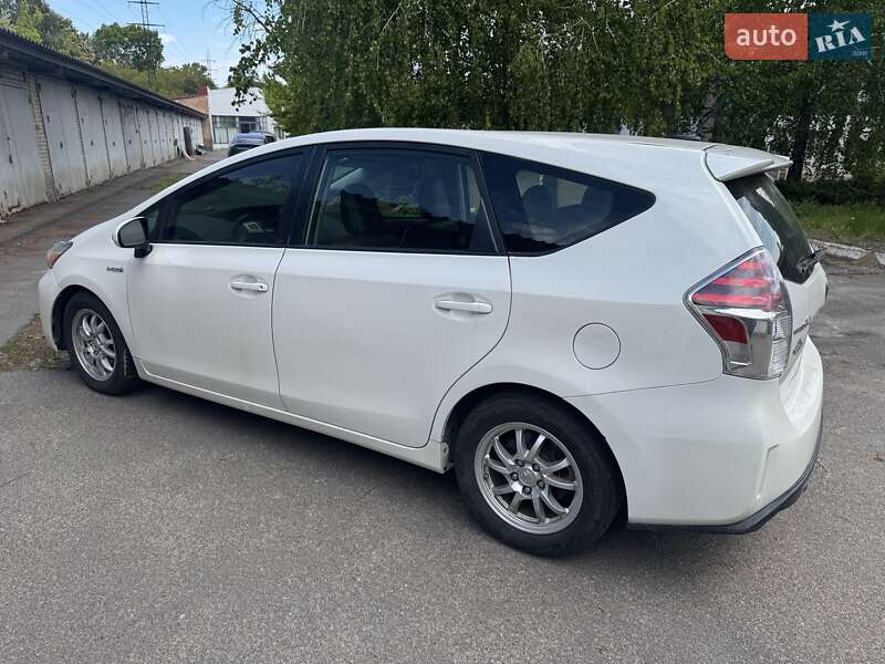Універсал Toyota Prius v 2015 в Києві