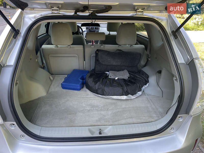 Хетчбек Toyota Prius v 2011 в Києві