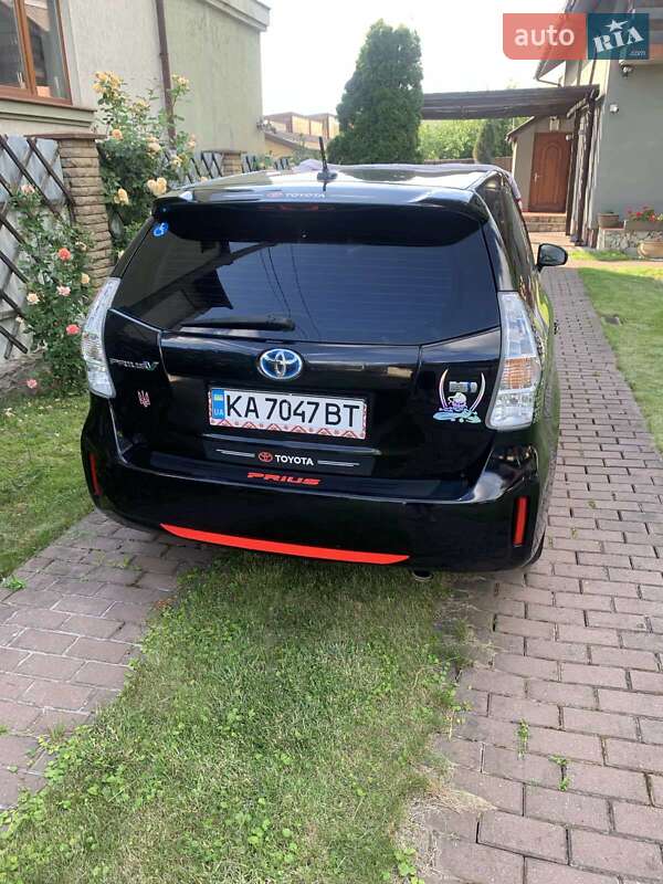 Универсал Toyota Prius v 2012 в Киеве