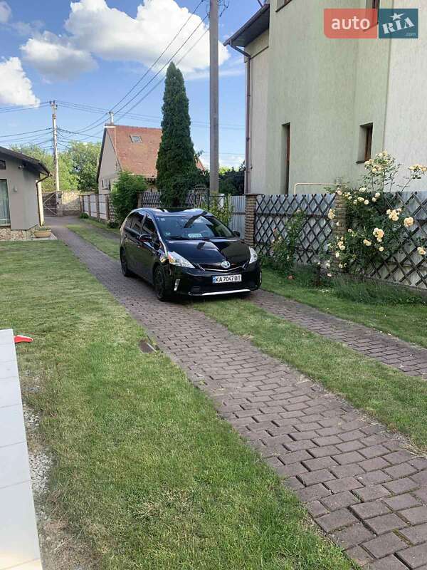 Универсал Toyota Prius v 2012 в Киеве