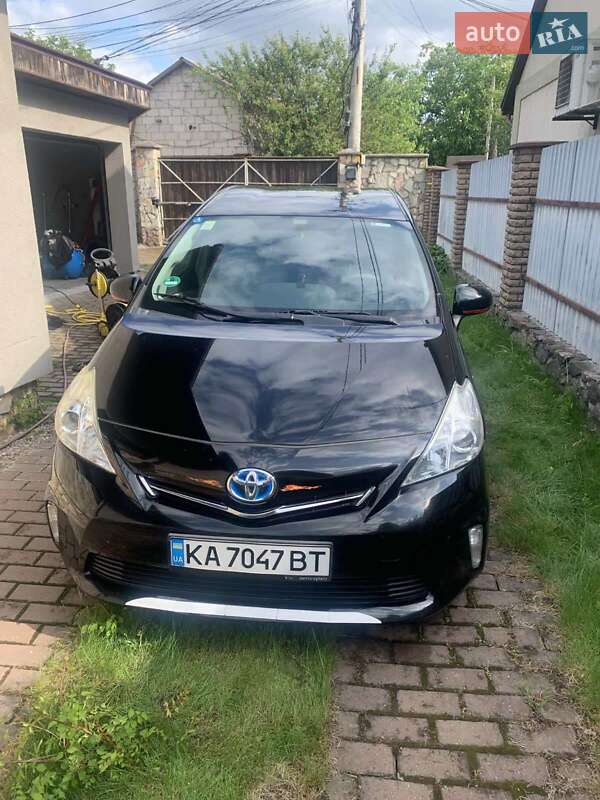 Toyota Prius v 2012