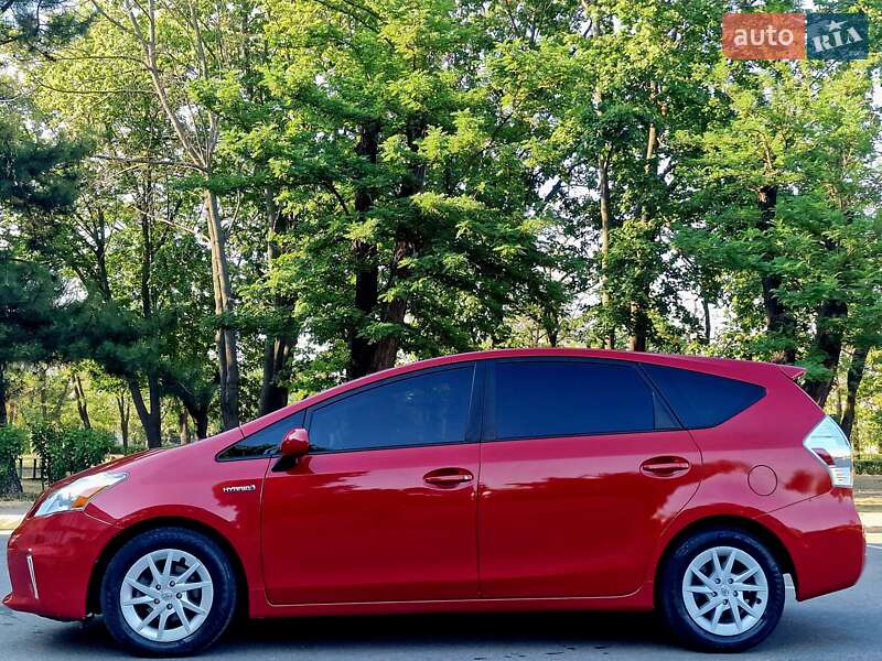Универсал Toyota Prius v 2012 в Николаеве
