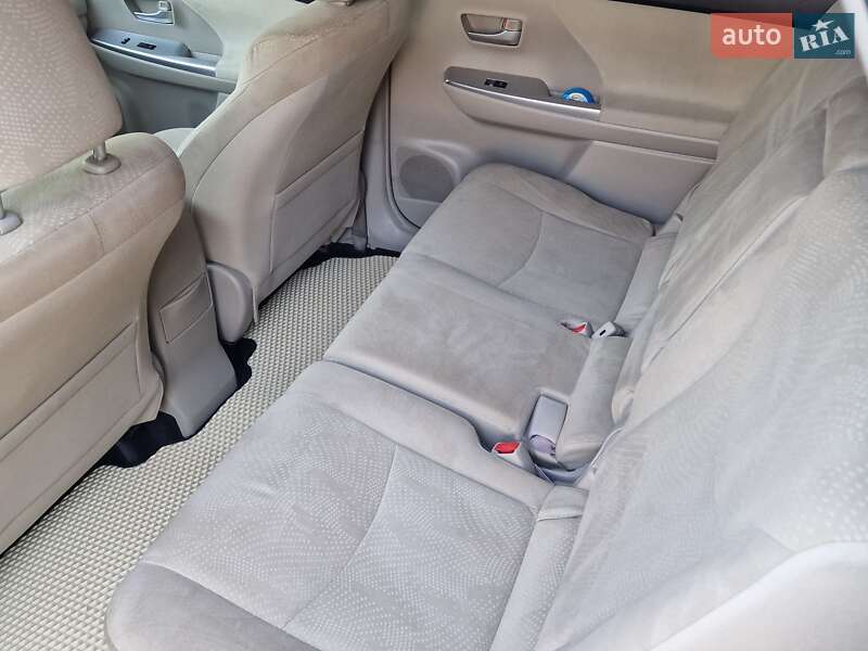 Универсал Toyota Prius v 2012 в Николаеве