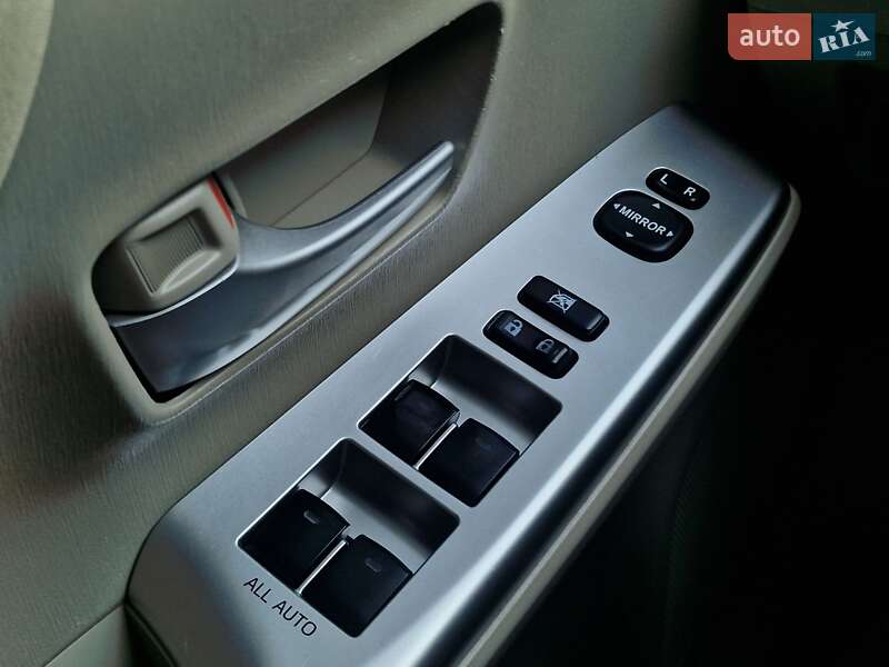 Универсал Toyota Prius v 2012 в Николаеве