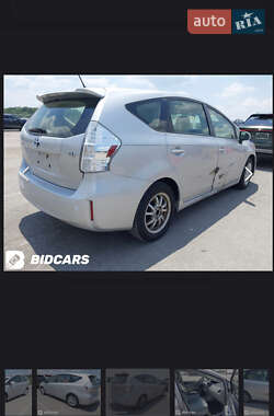 Универсал Toyota Prius v 2014 в 