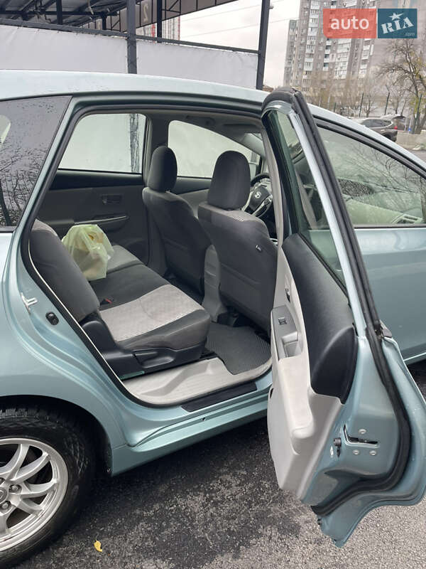 Хэтчбек Toyota Prius v 2016 в Киеве