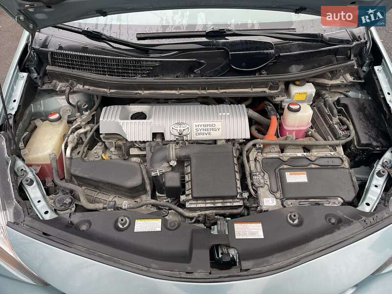 Хэтчбек Toyota Prius v 2016 в Киеве