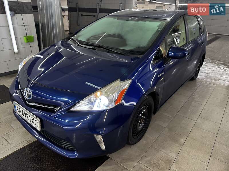 Toyota Prius v 2014